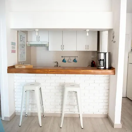 Sunny & Cute With Sea Views Apartment *